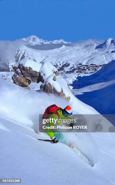 Ski à La Plagne avec au fond le Mont Blanc, domaine de Paradiski, Savoie, France, MR.