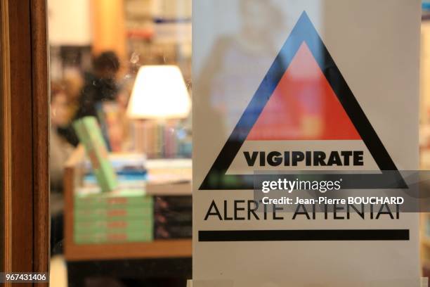 Panneau 'Vigipirate, alerte attentat' sur la vitrine de la librairie 'Mollat', 22 décembre 2015, Bordeaux, France.