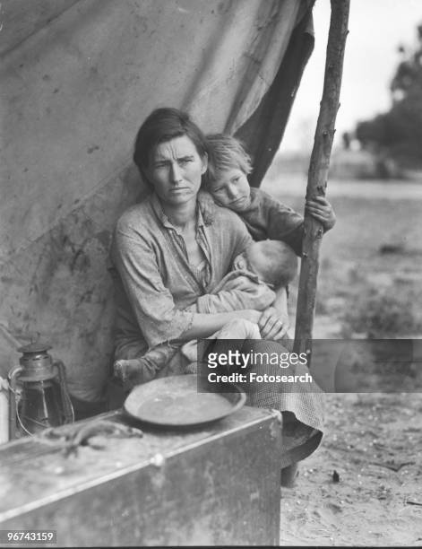 Florence Thompson , holding her child, photographed by Dorothea Lange, at a temporary camp in California, USA, March 1936. .