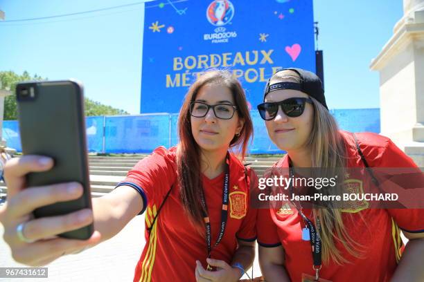 Supportrices de l?équipe d?Espagne de football pendant l?Euro 2016, 21 juin 2016, Bordeaux, France.