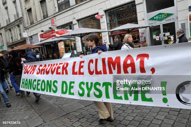 Chaine humaine pour defendre le climat et rappeler l'etat d'urgence climatique pour sauver la planète avant l'ouverture de la conférence...