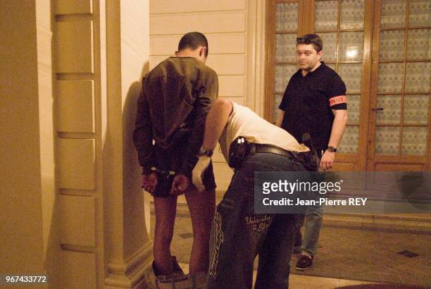 Un policier de la brigade des stups arrêtent un jeune dealer dans le hall d'un immeuble Nanterre le 26 juin 2006.