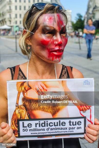 Militante de la cause animale Manifestant place de la République contre l'exploitation de la fourrure le 20 septembre 2014, à Lyon, France.