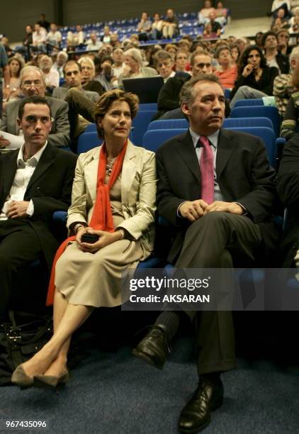 François Bayrou participe à une rencontre du collectif " Sauvons La Recherche" à Fleurance du Gers où les candidats à l'élection présidentielle sont...