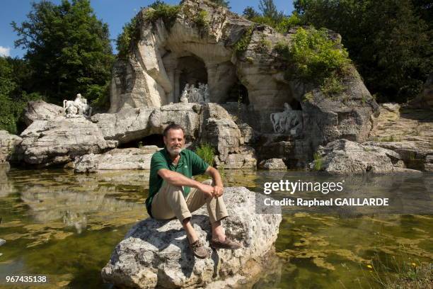 Louis Bennech paysagiste dans le parc de Versailles où il travaille avec Jean-Michel Othoniel à la création et l'installation de trois sculptures...