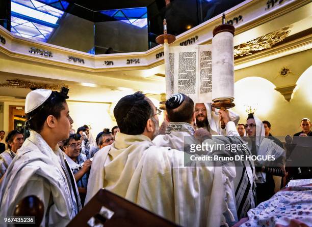 Cérémonie célébrant le passage 'La Bar Mitsvah' le 18 septembre 2008 à la synagogue de Vincennes, France..