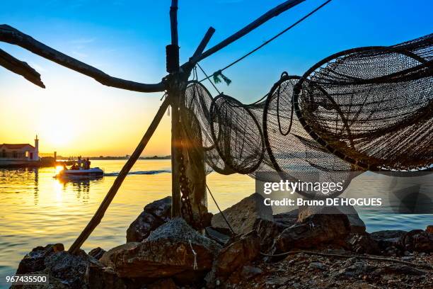 Coucher de soleil sur les filets de pêcheurs de La Pointe Courte dans l'Etang de Thau à Sète, 12 aout 2009, France.