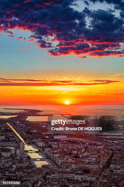 Vue générale de la ville et Canal de La Peyrade au lever de soleil depuis le Mont Saint-Clair, 14 aout 2017, Sète, France.