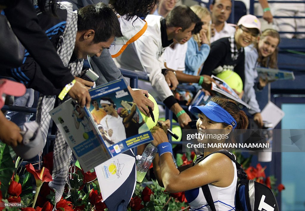 Chinese Li Na signs her autograph to fan