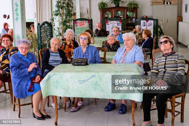 Femmes âgées dans la Maison de Retraite Foyer-Renardières à Châtellerault, France.