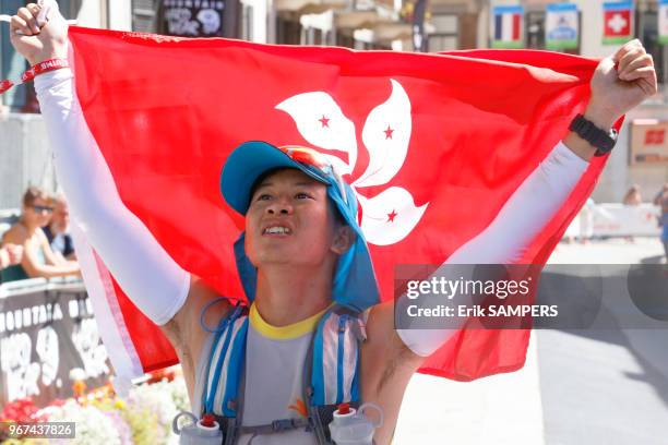 Un athlète avec un drapeau lors de l'arrivée de l'Ultra Trail du Mont Blanc UTMB) le 28 août 2015, Chamonix, France.