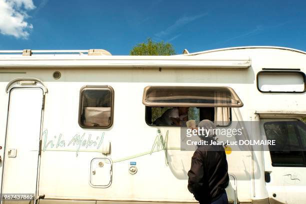 Bénévole anglaise avec son camping-car de l'association 'Care' offrant de la nourriture dans le nouveau camp de réfugiés, 28 avril 2016,...