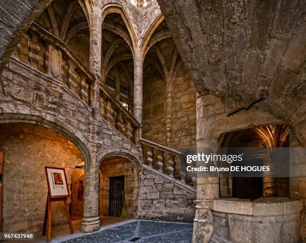 Escalier avec ses arcades et le puits de l'Hotel de Lacoste construit au debut du XVIe siecle le 13 Aout 2013, Pezenas, Herault,...