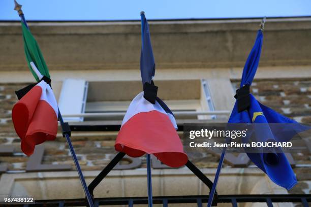 Drapeau français et européen en berne en hommage aux victimes des attentats parisiens, 15 novembre 2015, hôtel de ville d'Uzerches, Corrèze,...