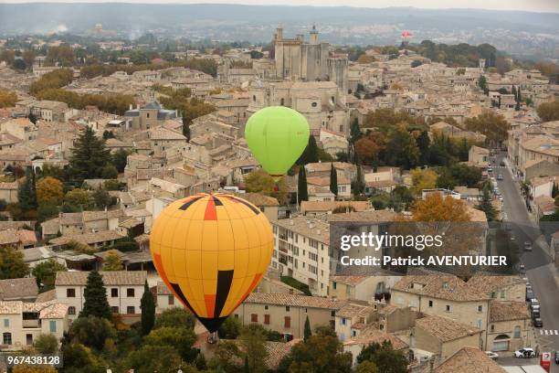 Vol de mongolfières le 24 octobre 2015 au dessus de la ville d'Uzes, France. Cette rencontre amicale vise à utiliser le ballon comme vecteur de...