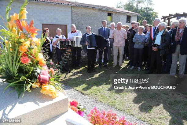 Raymond Poulidor, Jacqueline Jouhaud et Sébastien Farge lors de la commémoration de l?anniversaire de Pascal Sevran le 27 septembre 2015 au cimetière...