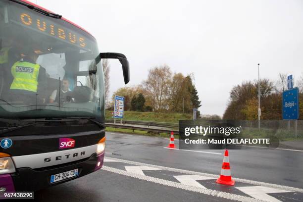 Contrôle de police à la frontière belge sur l'A22, le 14 novembre 2015 à Neuville en Ferrain, Nord-pas-de-Calais, France.