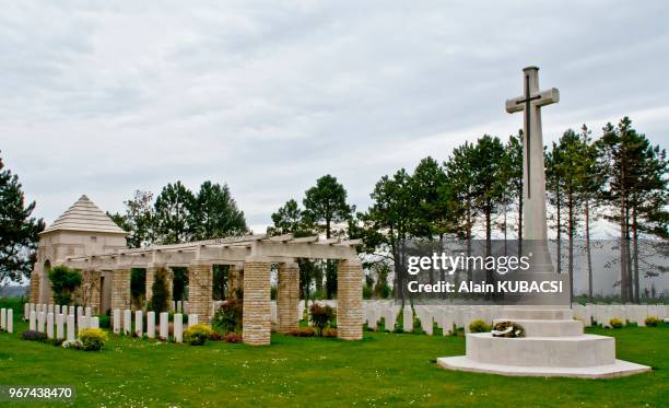 Dans ce cimetière reposent des soldats tués pendant les premiers jours du Débarquement de juin 1944 ;979 soldats, dont 630 Britanniques, 21...