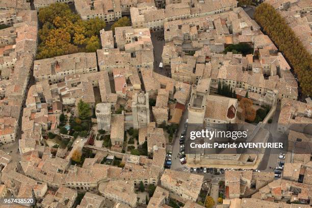 Vue aérienne de la ville d'Uzes depuis une mongolfière le 24 octobre 2015, France.