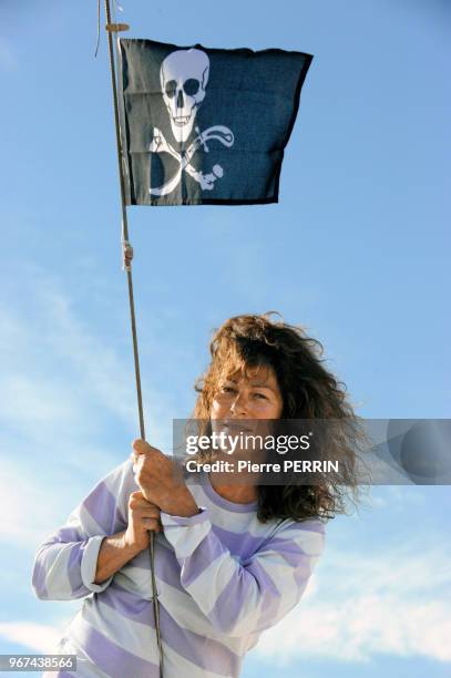 La navigatrice française Florence Arthaud tenant un drapeau de pirate le 23 avril 2009, près de Marseille, France.