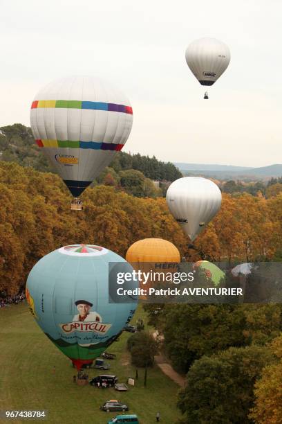 Vol de mongolfières le 24 octobre 2015 au dessus de la ville d'Uzes, France. Cette rencontre amicale vise à utiliser le ballon comme vecteur de...