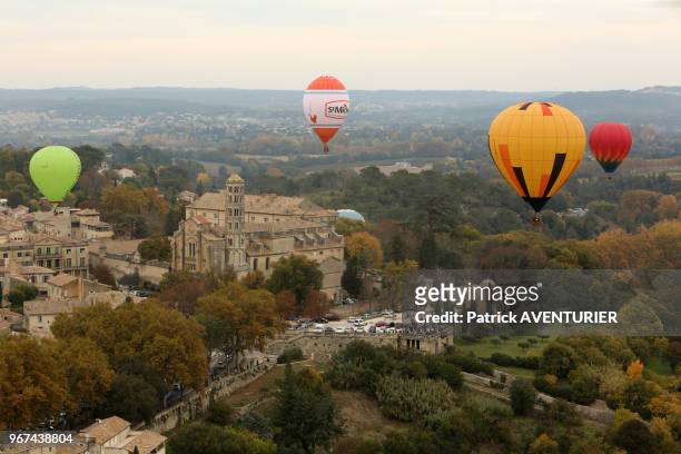 Vol de mongolfières le 24 octobre 2015 au dessus de la ville d'Uzes, France. Cette rencontre amicale vise à utiliser le ballon comme vecteur de...