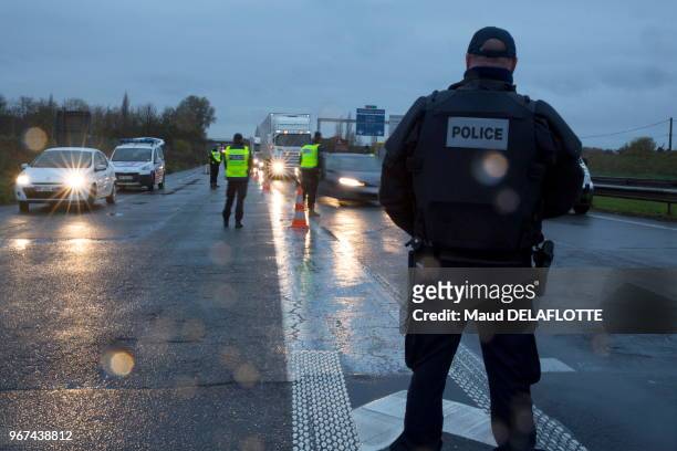 Contrôle de police à la frontière belge sur l'A22, le 14 novembre 2015 à Neuville en Ferrain, Nord-pas-de-Calais, France.