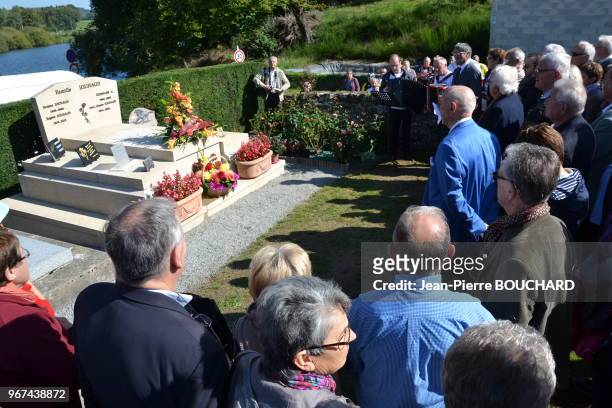 Raymond Poulidor, Jacqueline Jouhaud et Sébastien Farge lors de la commémoration de l?anniversaire de Pascal Sevran le 27 septembre 2015 au cimetière...