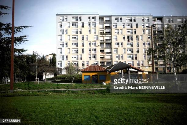 Immeuble d'habitation avec vue sur Arkema France, 14 novembre 2015, Pierre-Bénite, Rhône, France. Site classe rouge concernant les risques seveso.
