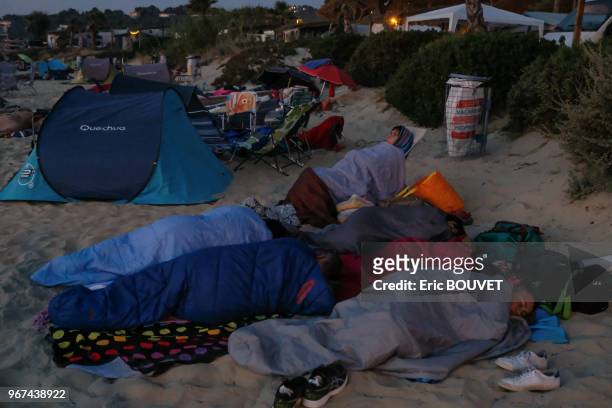 Les touristes se réfugient sur la plage pour passer la nuit, juillet 2017, Bormes- les-Mimosas, France.