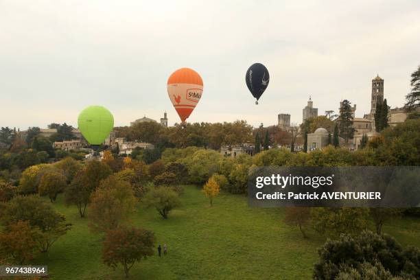 Vol de mongolfières le 24 octobre 2015 au dessus de la ville d'Uzes, France. Cette rencontre amicale vise à utiliser le ballon comme vecteur de...