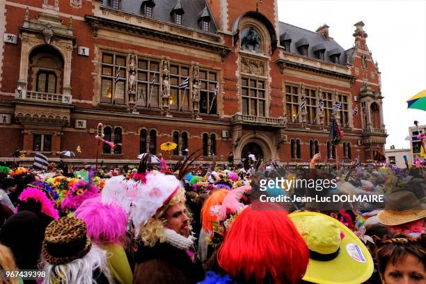 Carnavaliers devant l'hôtel de ville lors du carnaval de Dunkerque le 25 février 2017, France.