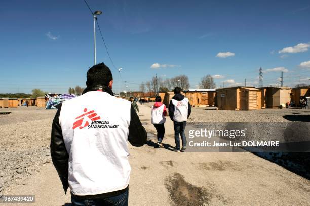 Bénévoles de 'Médecins sans frontières' dans le nouveau camp de réfugiés, 28 avril 2016, Grande-Synthe, banlieue de Dunkerque, France.
