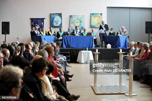 Conférence de francs-macons en tenue et ouverte au public lors d'une journée de découverte de la franc-maçonnerie organisée par des loges nantaises...