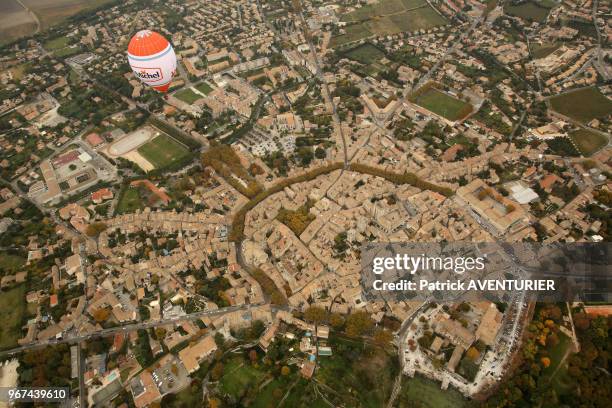 Vol de mongolfière le 24 octobre 2015 au dessus de la ville d'Uzes, France. Cette rencontre amicale vise à utiliser le ballon comme vecteur de...