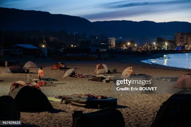 Les touristes se réfugient sur la plage pour passer la nuit, juillet 2017, Bormes- les-Mimosas, France.