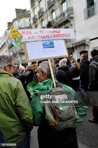 Chaine humaine pour defendre le climat et rappeler l'etat d'urgence climatique pour sauver la planète avant l'ouverture de la conférence...