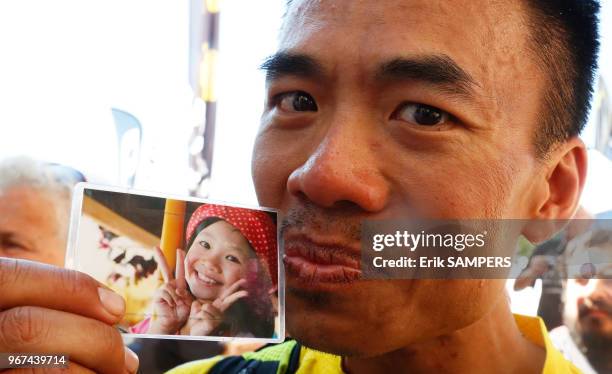 Participant asiatique montrant une photo de sa fille lors de l'Ultra Trail du Mont Blanc UTMB) le 28 août 2015, Chamonix, France.