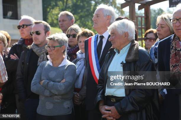 Raymond Poulidor et Jacqueline Jouhaud, lors de la commémoration de l?anniversaire de Pascal Sevran le 27 septembre 2015 au cimetière de la petite...