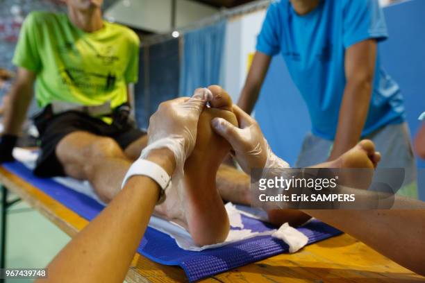 Participant se faisant soigner lors de l'Ultra Trail du Mont Blanc UTMB) le 28 août 2015, Chamonix, France.