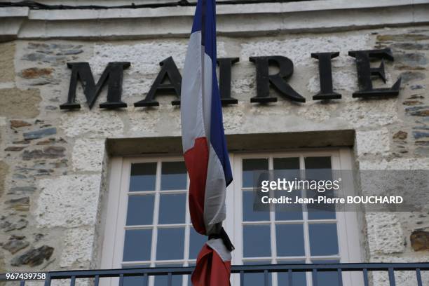 Drapeau français en berne en hommage aux victimes des attentats parisiens, 15 novembre 2015, mairie d'Uzerches, Corrèze, Limousin, France.
