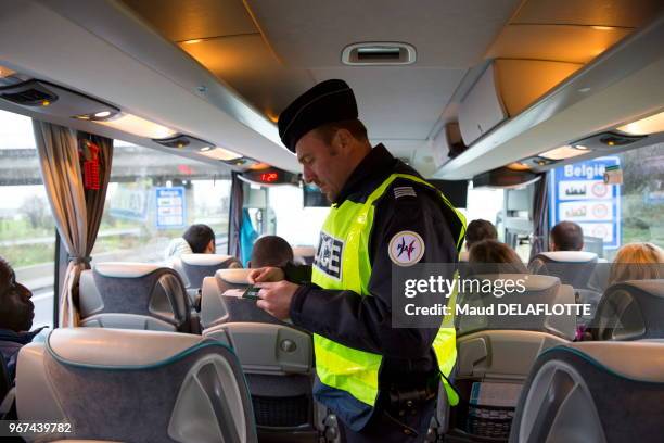 Contrôle de police à la frontière belge sur l'A22, le 14 novembre 2015 à Neuville en Ferrain, Nord-pas-de-Calais, France.