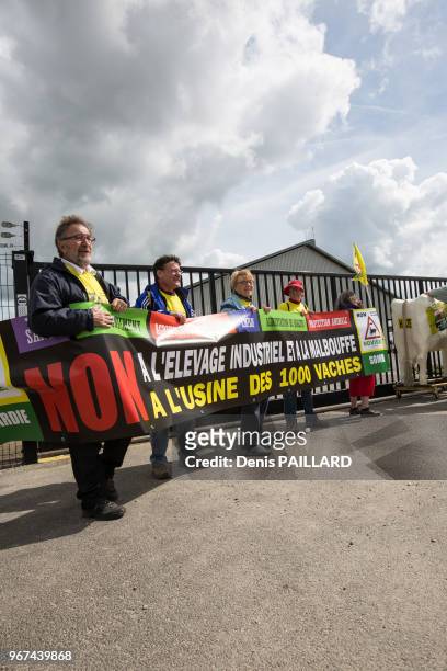 Manifestation contre la ferme des 100 vaches le 28 mai 2015, Ducrat, Somme, France.