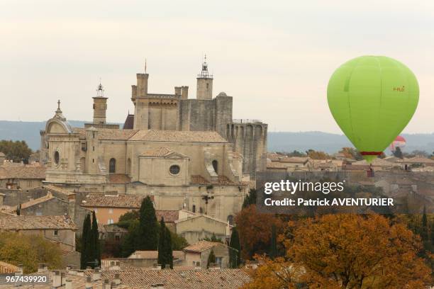 Vol de mongolfière le 24 octobre 2015 au dessus de la ville d'Uzes, France. Cette rencontre amicale vise à utiliser le ballon comme vecteur de...