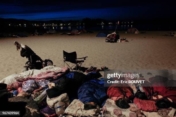 Les touristes se réfugient sur la plage pour passer la nuit, juillet 2017, Bormes- les-Mimosas, France.
