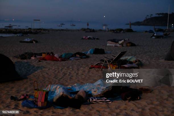 Les touristes se réfugient sur la plage pour passer la nuit, juillet 2017, Bormes- les-Mimosas, France.