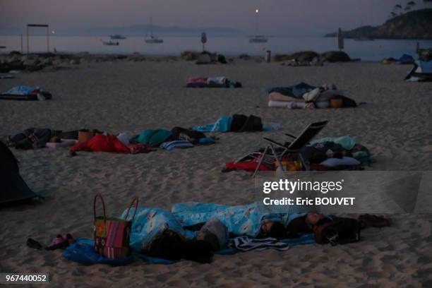 Les touristes se réfugient sur la plage pour passer la nuit, juillet 2017, Bormes- les-Mimosas, France.