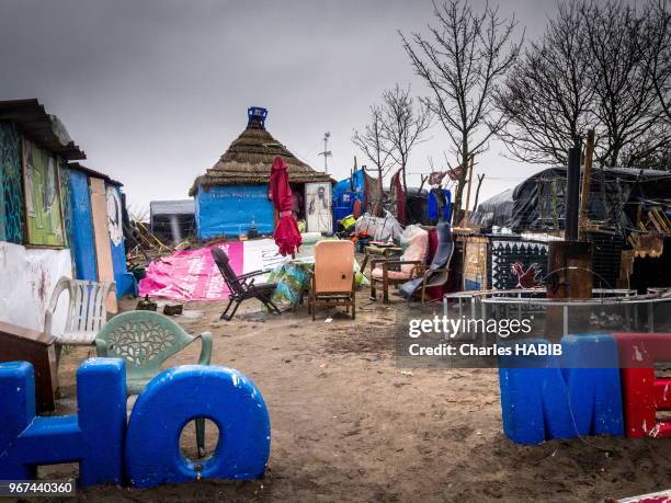 Entrée de la propriété du chef du camp de réfugiés appelé 'jungle' de Calais le 16 février 2016, France. Camp en dur.