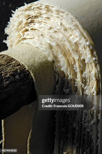 Le séchage à cheval, à l'air, qui est essentiel dans la vie de la feuille pour trouver sa stabilité, au Moulin du Verger, Moulin à papier le 19...