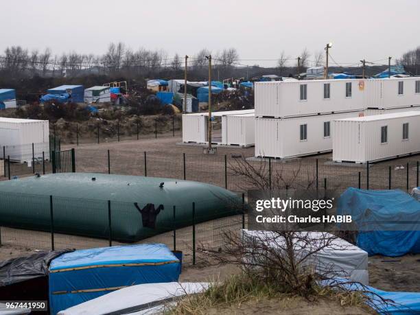 Citerne d'eau gonflable tentes et baraquements neufs dans le camp de réfugiés appelé 'jungle' de Calais le 16 février 2016, France. Conteneur...